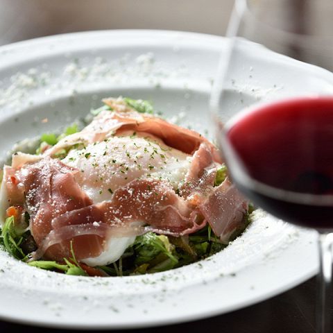 Italian salad with prosciutto and half-boiled egg